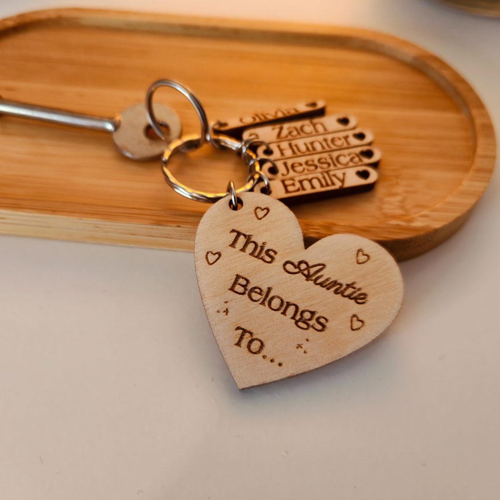 Personalsied Auntie gift belongs to keyring